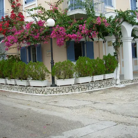 Louisa Aparthotel 2*